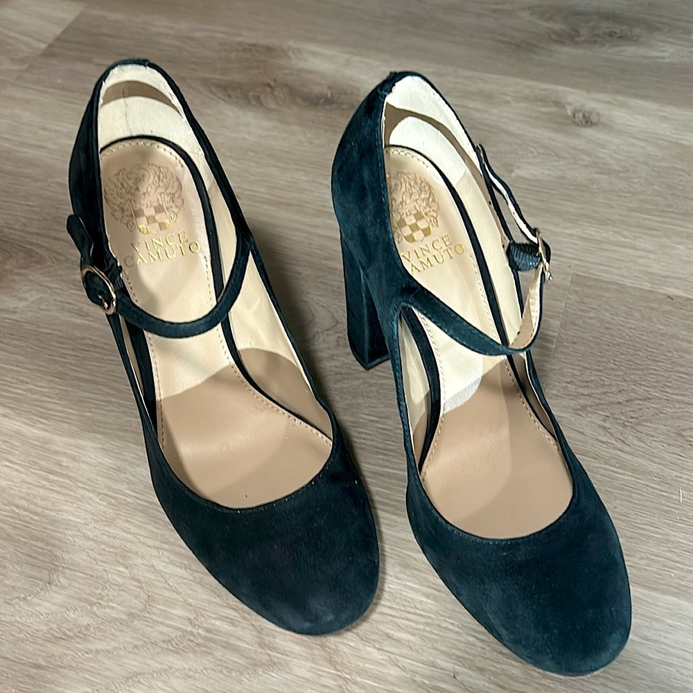 Black pumps- vince Camuto